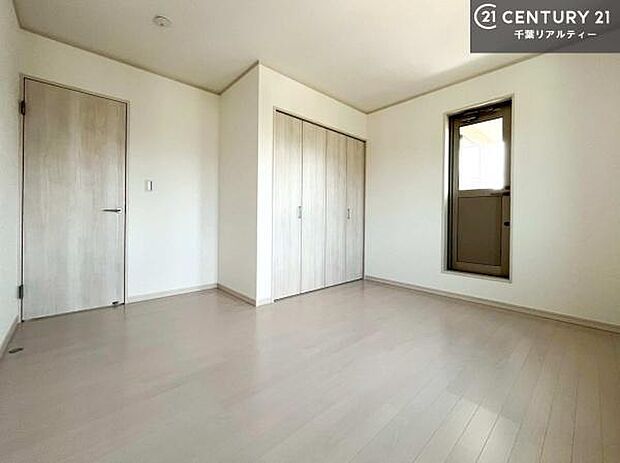 明るく温もりがあり、換気もしっかりできます!朝起きて、背伸びをしつつ深呼吸をし良い朝を迎え入れることが出来そうですね!