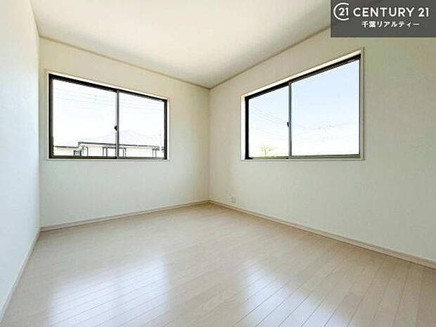 2面採光を確保した明るい室内は、風通しも良く、明るく大変居心地の良い空間となっております。リラックスして過ごせる心地の良いお部屋です！朝の目覚めがスッキリしますね！