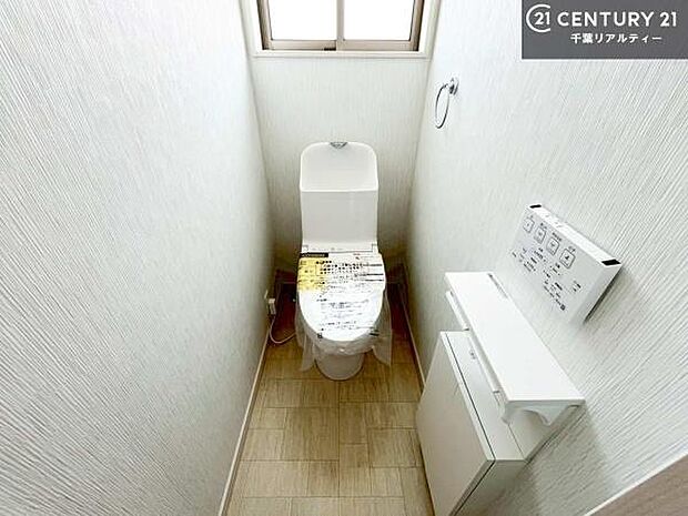 1・2階にトイレがございます！朝の忙しい時間帯も待たずにすみそうですね。白を基調とした清潔感のあるトイレでお手入れがしやすいです！