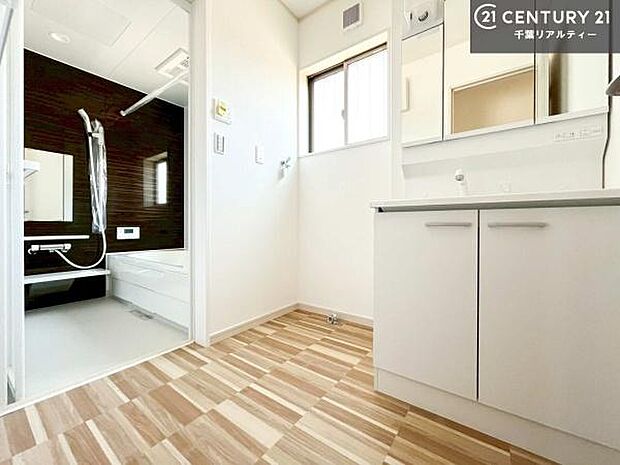 小窓付きの明るい洗面室です！湿気もすぐに入れ替えができて清潔に保つことができます！自然光が差し込むのでお化粧の仕上がりも良くなりますね！