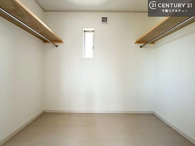 ウォークインクローゼット付きです。たくさんのお洋服などを収納しておけそうですね！他にも扇風機や加湿器など季節物の大きな家電も収納できます。