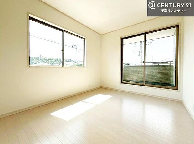 バルコニーに面している洋室です。明るく温もりがあり、換気もしっかりできます！朝起きて、外に出て背伸びをしつつ深呼吸をし良い朝を迎え入れることが出来そうですね！