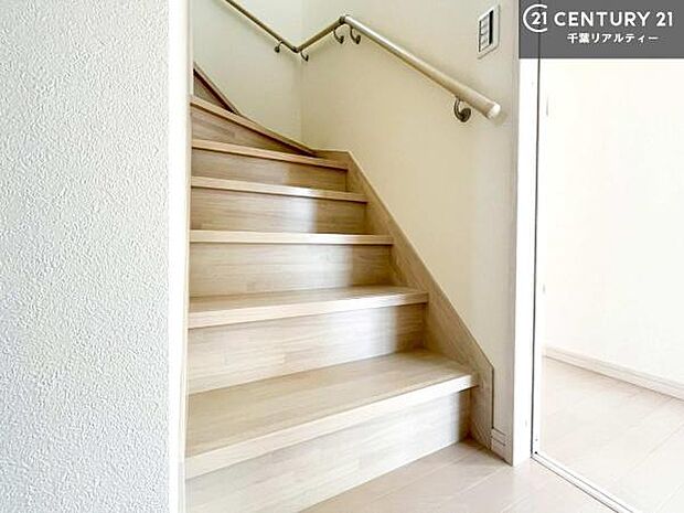 階段は明るく手摺りもついています。お子様やご年配の方も安心してご利用頂けますね。