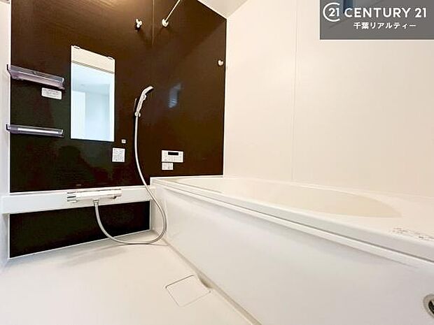 広々バスで一日の疲れをリフレッシュ。足が伸ばせるので、浴槽にもゆったりと浸かれますね！毎日のバスタイムが楽しみになります。