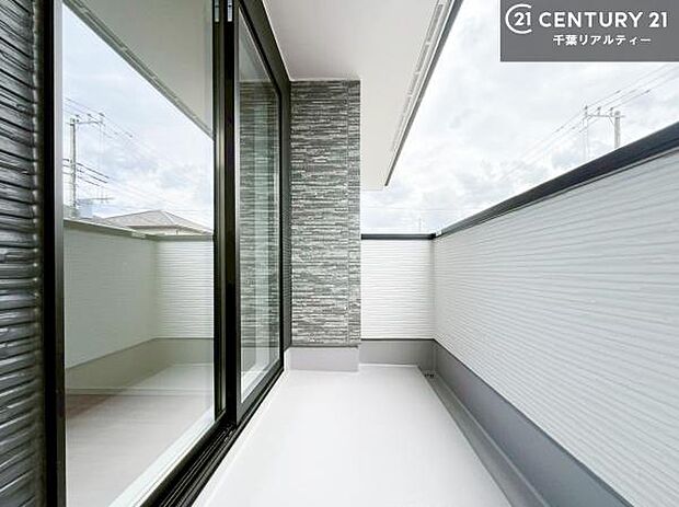 陽当たり良好なバルコニーです！晴れた日には青い空を見渡せる開放的な時間を楽しめます。