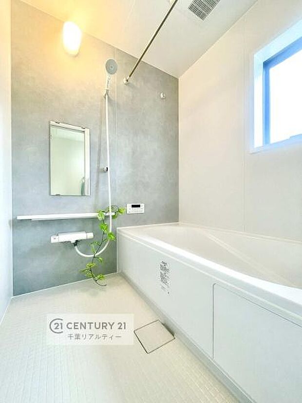 白を基調とした清潔感のあるバスルームです！曲線が柔らかく快適なバスタイムが送れます！小窓付きで換気もスムーズ！