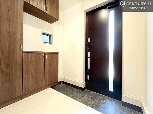 シューズボックス付きなので、玄関が片付きお掃除がしやすいです！スッキリした玄関で戸を開けた瞬間、清潔感のある心地いい空間が出迎えてくれます。