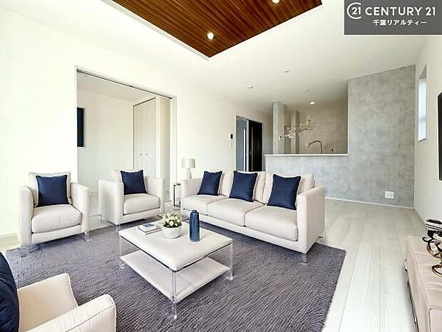 家具はCGパースです。心地良いリビングは家族が自然と集まります。家族団欒の時間が増えそうです。ご家族と、より一層充実した時間を過ごせそうですね。明るく開放的な空間です。