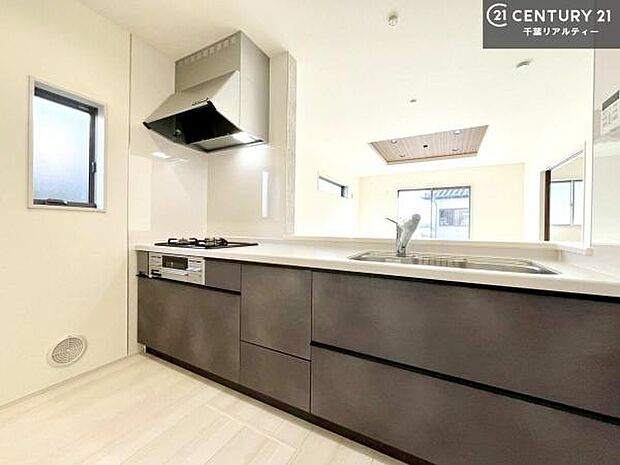 大人気の対面式システムキッチンを採用しています！ご家族のコミュニケーションが自然と増える設計です。お子様にも目が届くので嬉しいですね。収納力もあります！