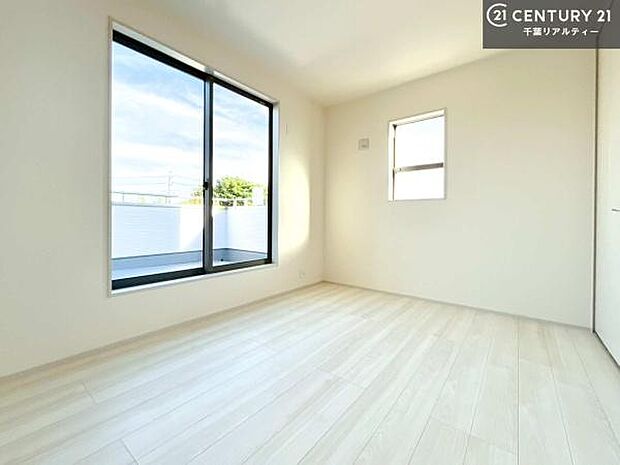 バルコニーに面した洋室。優しい光が差し込む洋室は、朝の目覚めも気持ちが良さそうですね。おうち時間もゆったりと過ごすことができます。