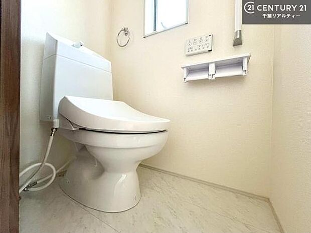 1・2階にトイレがございます！朝の忙しい時間帯も待たずにすみそうですね。白を基調とした清潔感のあるトイレでお手入れがしやすいです！