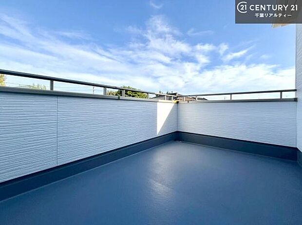 広々としているバルコニーです！お洗濯物を干すのはもちろん風に当たりながらくつろぎタイムが送れます！