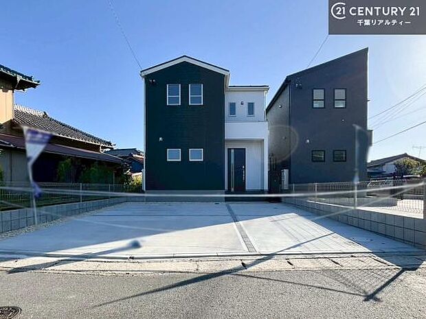 駐車スペースは3台分あります！セカンドカーはもちろん、バイクや自転車なども置き場所に困りません。