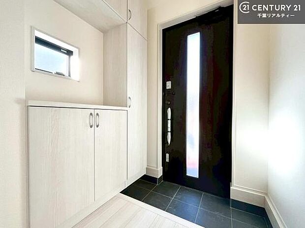 シューズボックス付きなので、玄関が片付きお掃除がしやすいです！スッキリした玄関で戸を開けた瞬間、清潔感のある心地いい空間が出迎えてくれます。