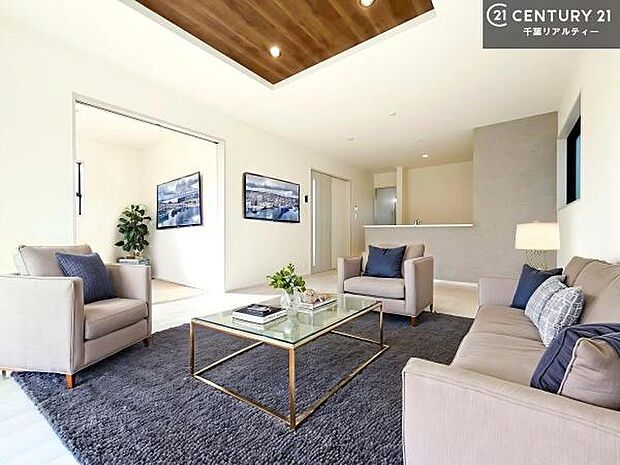 家具はCGパースです。心地良いリビングは家族が自然と集まります。家族団欒の時間が増えそうです。ご家族と、より一層充実した時間を過ごせそうですね。明るく開放的な空間です。