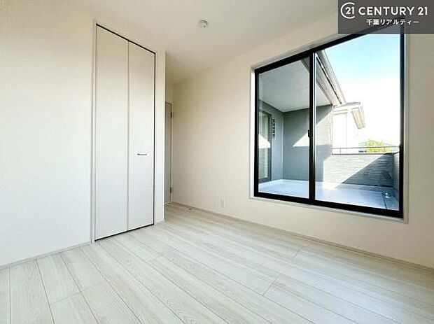 バルコニーに面した洋室。優しい光が差し込む洋室は、朝の目覚めも気持ちが良さそうですね。おうち時間もゆったりと過ごすことができます。