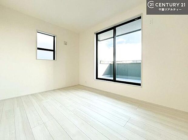 掃き出し窓がないお部屋は、お子様のお部屋としても安心です！収納スペースも充実しているので散らかったお部屋をサッと片付けられます！