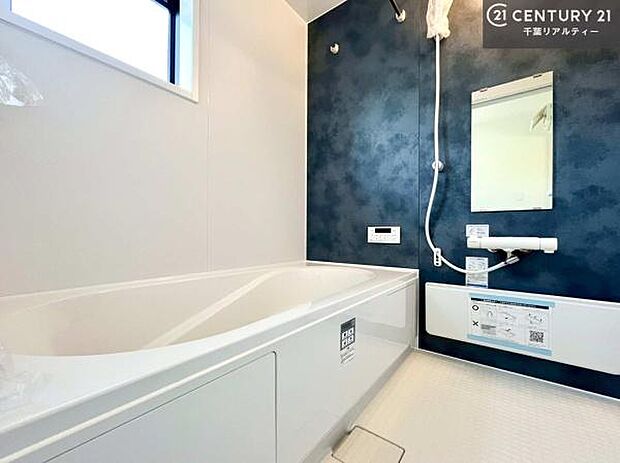 落ち着きある大人の雰囲気のバスルームは、味が出ていてバスタイムが充実！お仕事頑張っているご褒美にお好みの匂いの入浴剤を入れて、楽しんでみてはいかがでしょうか？