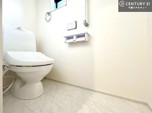 1・2階にトイレがございます！朝の忙しい時間帯も待たずにすみそうですね。白を基調とした清潔感のあるトイレでお手入れがしやすいです！