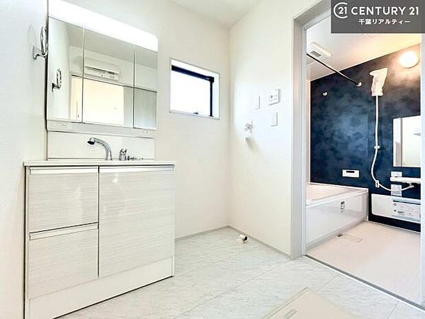 小窓付きの明るい洗面室です！湿気もすぐに入れ替えができて清潔に保つことができます！自然光が差し込むのでお化粧の仕上がりも良くなりますね！