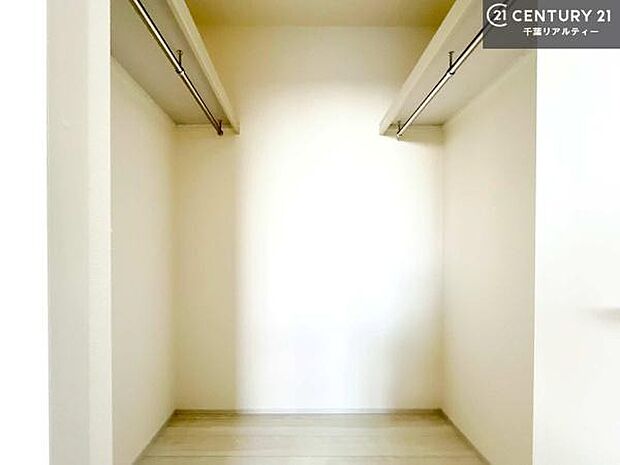 ウォークインクローゼット付きです。たくさんのお洋服などを収納しておけそうですね！他にも扇風機や加湿器など季節物の大きな家電も収納できます。