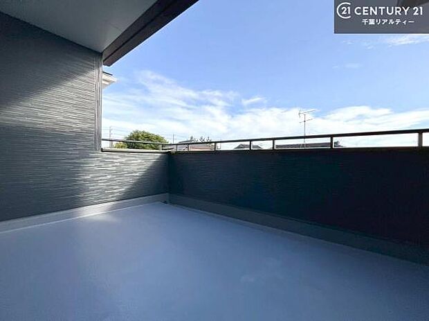 広々としているバルコニーです！お洗濯物を干すのはもちろん風に当たりながらくつろぎタイムが送れます！