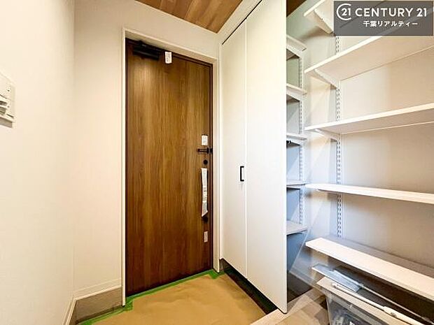 収納力のある下駄箱があれば、靴だけでなく傘や小物までしっかり収まり、玄関まわりがいつもすっきり!第一印象を左右する玄関だからこそ、見た目も使い勝手も整った空間が嬉しいポイントです！