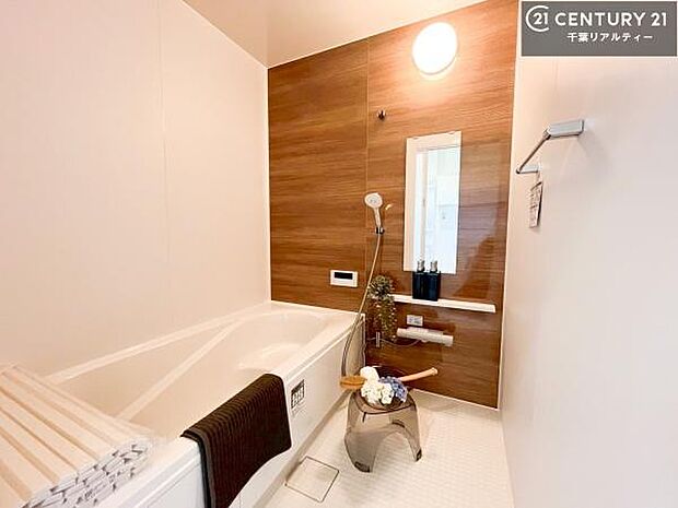 広々バスで一日の疲れをリフレッシュ。足が伸ばせるので、浴槽にもゆったりと浸かれますね！やわらかい曲線で設計されてくつろぎのひと時を有意義に味わえるバスルームです。