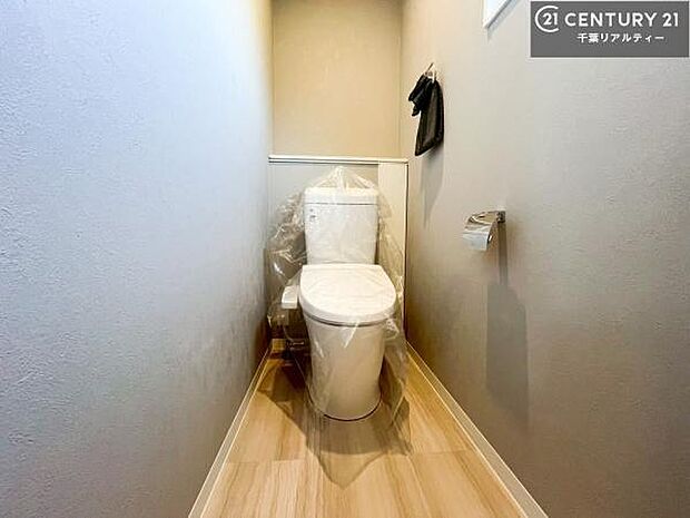 温水洗浄便座につき、冬場は便座が暖かくできるので冷たい便座に座らずに済む嬉しい仕様です！シンプルなカラーを基調としているので、お手入れがしやすいです。