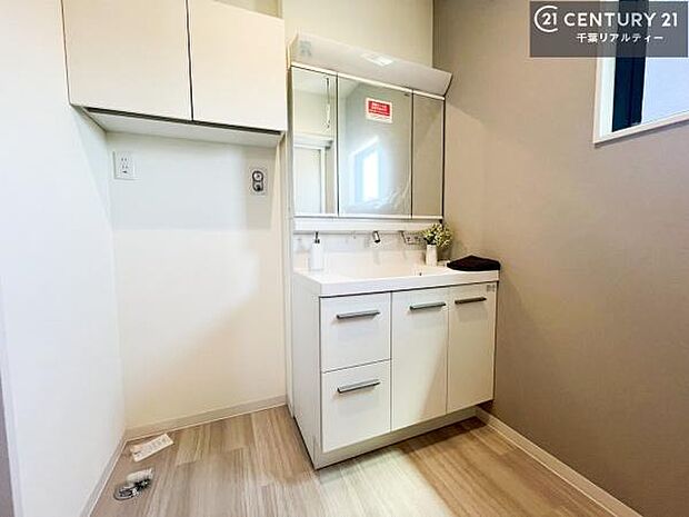 身なりを整える洗面所は、清潔感が大事です！水周りの清潔感のある雰囲気を演出！気持ちよくお使いいただけます。