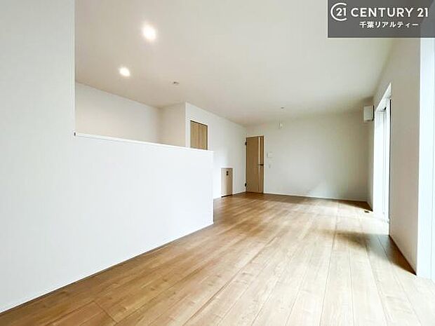 広々リビングダイニングスペース！ゆったりお食事。笑い声響く楽しい時間が過ごせます。日々の疲れも癒されます！配膳や後片付けも便利です！