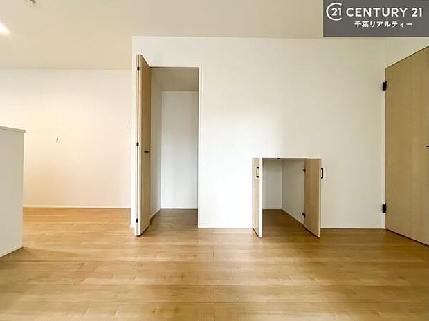 収納力に優れているからこそ、余計なモノを表に出さず、インテリアを美しくキープできます。シンプルで洗練された空間をお楽しみください。