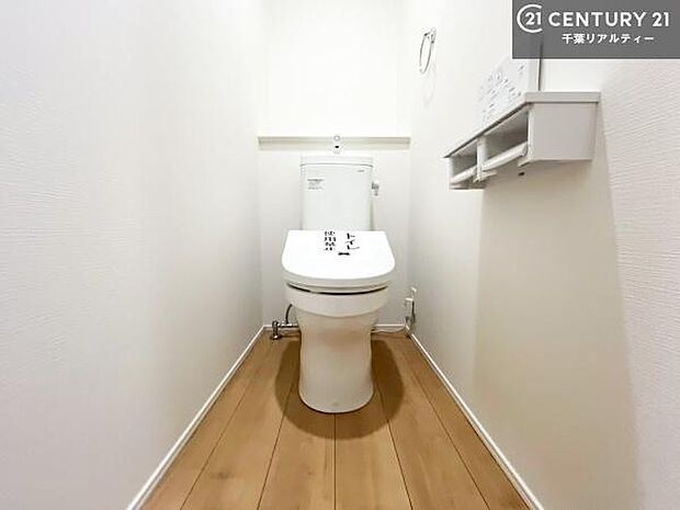 清潔感のある色味のお手洗いです！さわやかでスッキリする空間です！白を基調としているので、お手入れがしやすいトイレです！