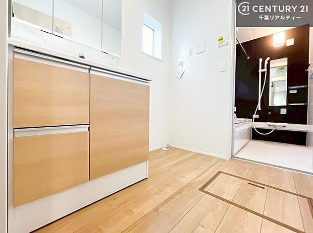 小窓付きの明るい洗面室です！湿気もすぐに入れ替えができて清潔に保つことができます！自然光が差し込むのでお化粧の仕上がりも良くなりますね！