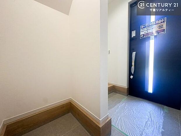 疲れて帰ってきても、ただいま！を言いたくなる、優しく迎え入れてくれる空間になっています。明るく温もり溢れる玄関です！土間収納もついています！【現地販売会開催中】