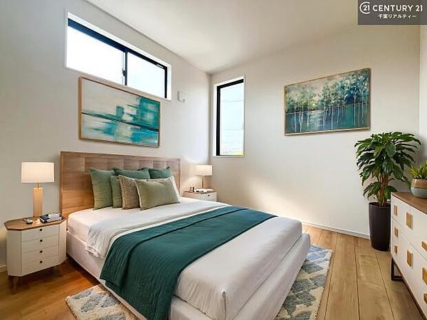 家具はCGパースです。バルコニーに面している和室室です。明るく温もりがあり、換気もしっかりできます！朝起きて、外に出て背伸びをしつつ深呼吸をし良い朝を迎え入れることが出来そうです！【現地販売会開催中】