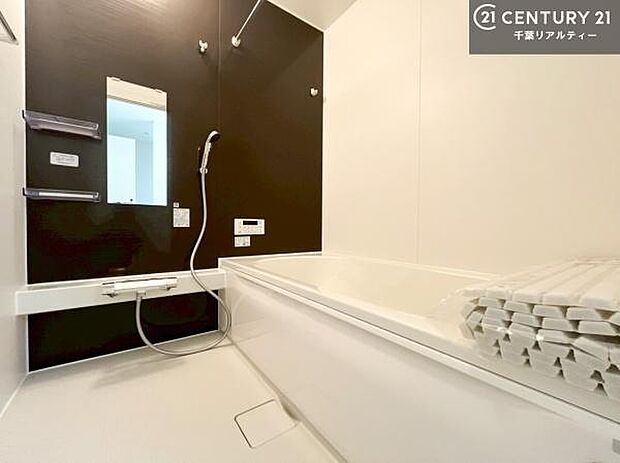 落ち着きある大人の雰囲気のバスルームは、味が出ていてバスタイムが充実！お仕事頑張っているご褒美にお好みの匂いの入浴剤を入れて、楽しんでみてはいかがでしょうか？【現地販売会開催中】