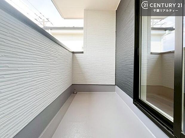 2つ目バルコニー。晴れた日には青い空を見渡せる開放的な時間を楽しめます。気持ちの良い風が通り抜ける街並みです！【現地販売会開催中】