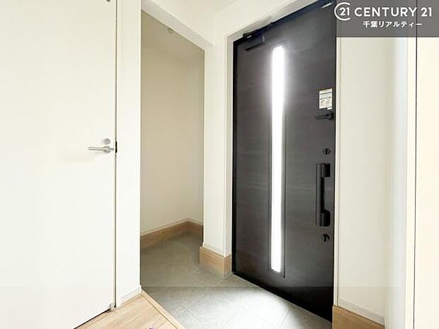 疲れて帰ってきても、ただいま！を言いたくなる、優しく迎え入れてくれる空間になっています。明るく温もり溢れる玄関です！