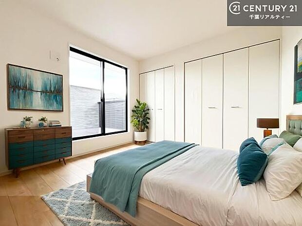 家具はCGパースです。バルコニーに面した洋室。優しい光が差し込む洋室は、朝の目覚めも気持ちが良さそうですね。おうち時間もゆったりと過ごすことができます。