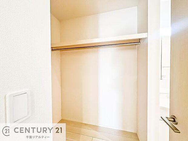 各居室収納付き!急なお客様が来客しても散らかったお部屋をサッと片付けられます!お部屋のスペースが生まれゆとりあるお部屋を演出することが出来ます!(同仕様)