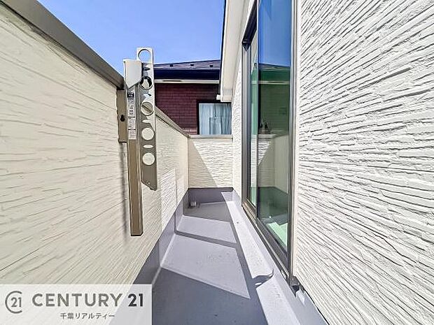 陽当たり良好なバルコニーです!晴れた日には青い空を見渡せる開放的な時間を楽しめます。たくさんのお洗濯物もいっぺんに干すことができます!(同仕様)