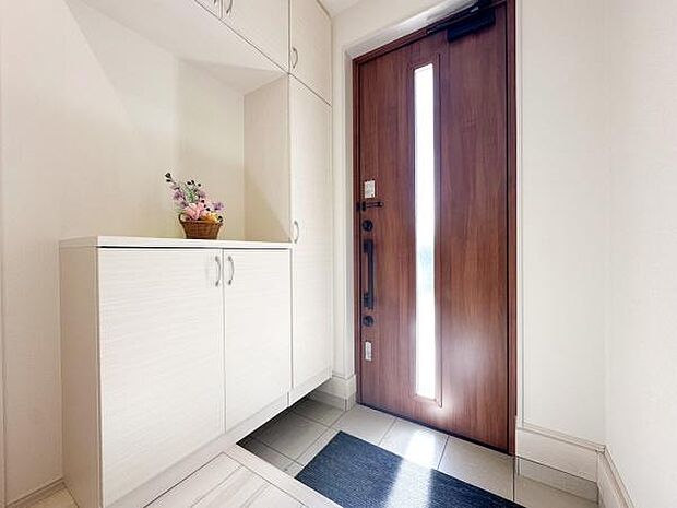 玄関のシューズボックスは、収納力良好で靴をすっきり整理できるだけでなく、上部を飾り棚として活用可能。お気に入りの小物やグリーンを置けば、来客を迎えるおしゃれな空間に仕上がります(同仕様)