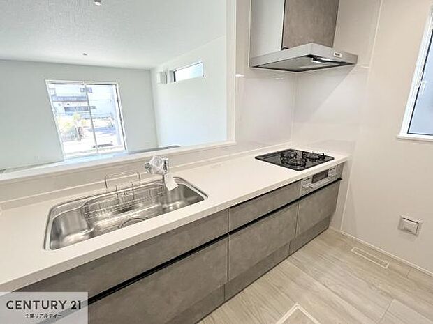 大人気の対面式システムキッチンを採用しています!ご家族のコミュニケーションが自然と増える設計です。お子様にも目が届くので嬉しいですね。収納力もあります!(同仕様)