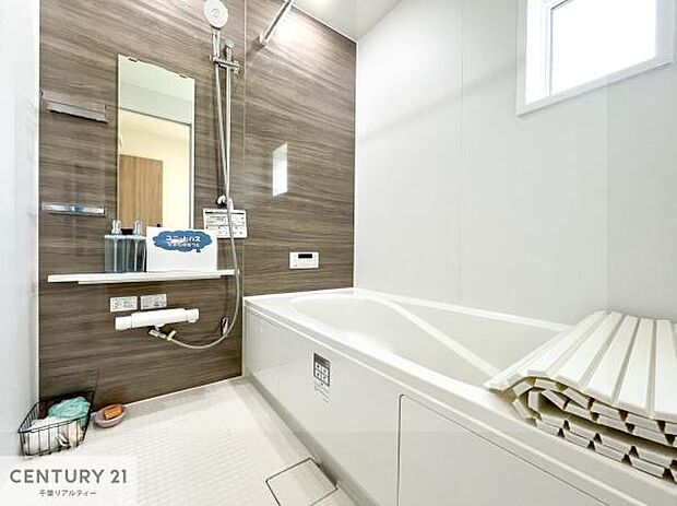 1日の疲れをしっかりと癒してくれる浴室です。おうちの素敵なリラクゼーション場所ですね。(同仕様)