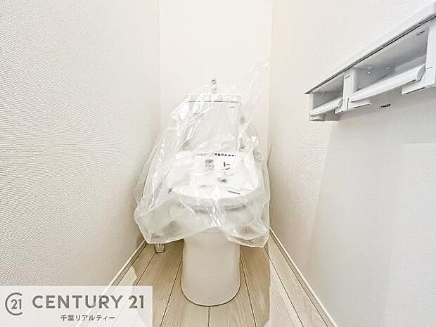 1・2階にトイレがございます!朝の忙しい時間帯も待たずにすみそうですね。白を基調とした清潔感のあるトイレでお手入れがしやすいです!(同仕様)