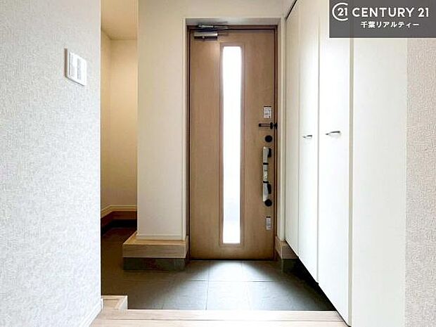 シューズインクローク付きです！シューズだけでなくベビーカーや折り畳み自転車、アウトドア用品もスッキリと片付けられます！