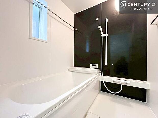 落ち着きある大人の雰囲気のバスルームは、味が出ていてバスタイムが充実！お仕事頑張っているご褒美にお好みの匂いの入浴剤を入れて、楽しんでみてはいかがでしょうか？