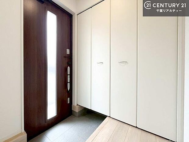 シューズボックス付きなので、玄関が片付きお掃除がしやすいです！スッキリした玄関で戸を開けた瞬間、清潔感のある心地いい空間が出迎えてくれます。