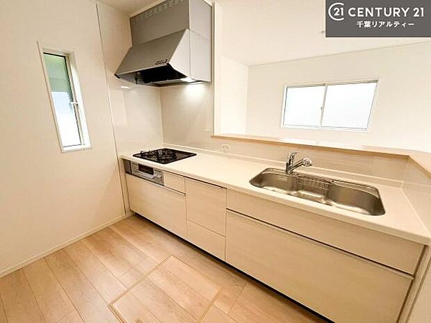 大人気の対面式システムキッチンを採用しています！ご家族のコミュニケーションが自然と増える設計です。お子様にも目が届くので嬉しいですね。広々使えて快適に作業が進みます。